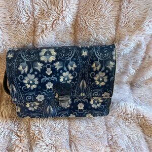 Patricia Nash Blue Floral Crossbody Bag plenty of pockets !